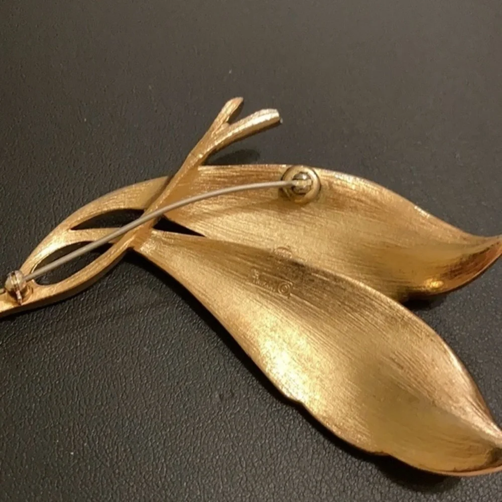 Vintage Trifari gold tone double leaf pin